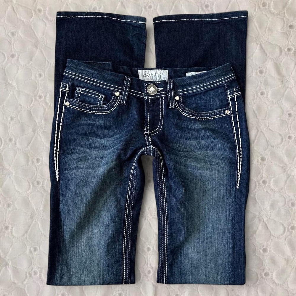 Y2K alt low rise Daytrip bootcut jeans with white stitching size 26